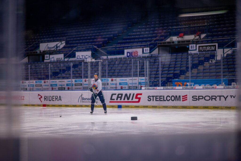 Studenti Vošmet na exkurzi v Ostravar aréně. Hráč hokeje.