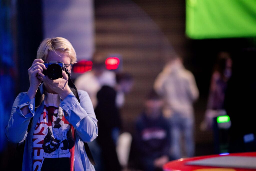 Studenti Vošmet a agentury Mediaring fotí v české televizi, kde byli na exkurzi.